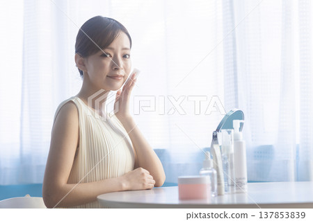 年輕女性的美麗形象 137853839