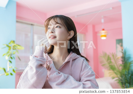 年輕女子在客廳放鬆 137853854