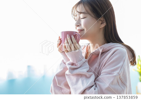 一個女人喝咖啡 137853859