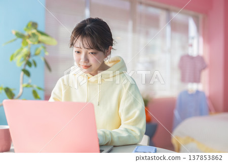 在家研究個人計算機上的年輕女子 137853862