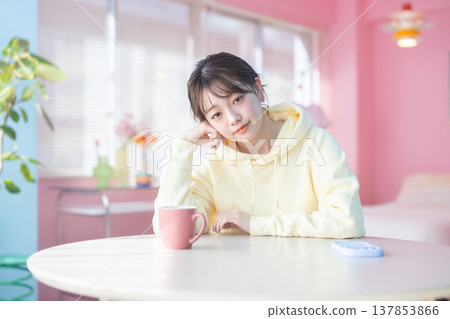 在客廳喝咖啡的女人 137853866