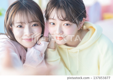 一位20多歲的年輕女士 137853877