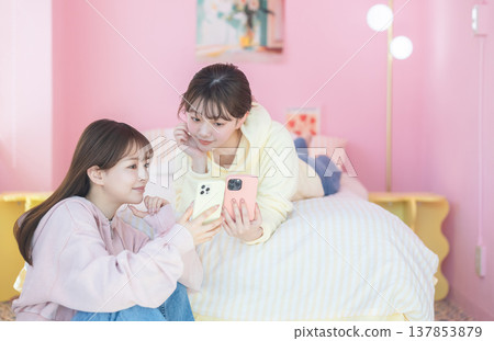 觀看智能手機的婦女 137853879