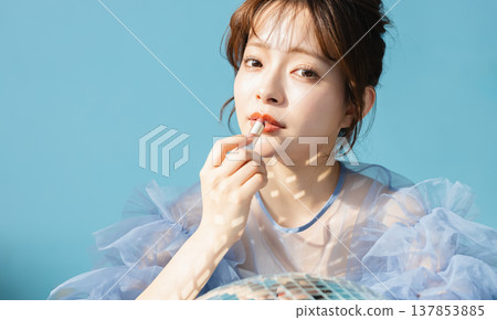 年輕女性的美麗形象 137853885