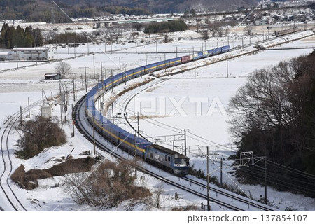 東海道本線 米原 著名的鳥瞰拍照點 從岩脅山看到的貨運列車 東海道本線 米原 著名的鳥瞰拍照點 從岩脅山看到的貨運列車 137854107