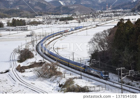 東海道本線 米原 著名的鳥瞰拍照點 從岩脅山看到的貨運列車 東海道本線 米原 著名的鳥瞰拍照點 從岩脅山看到的貨運列車 137854108