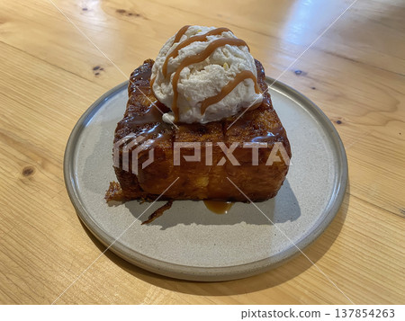 Honey toast with vanilla ice cream Honey toast with vanilla ice cream 137854263