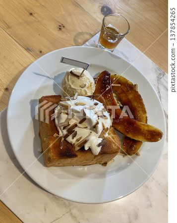 Honey toast with caramelized banana Honey toast with caramelized banana 137854265