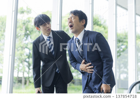 身體狀況不佳的商人 身體狀況不佳的商人 137854718