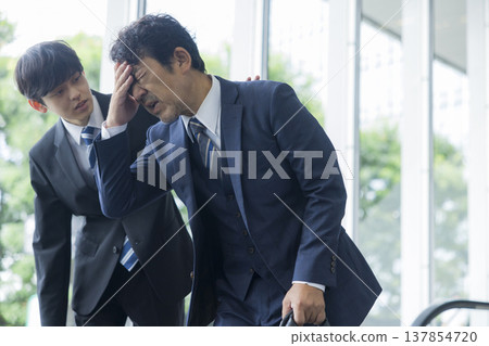 身體狀況不佳的商人 137854720