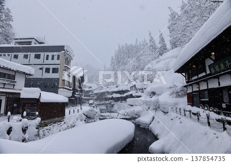 A snowy day at Ginzan Onsen 137854735