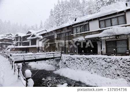 A snowy day at Ginzan Onsen 137854736