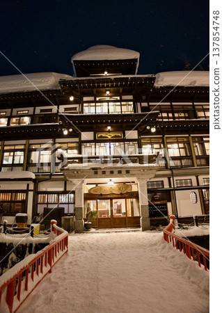 山形縣銀山溫泉的夜景 137854748