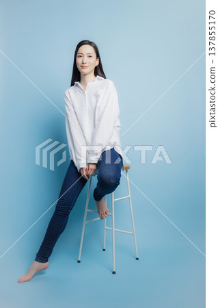 A woman with a white shirt 137855170