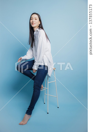 一個穿白襯衫的女人 137855173