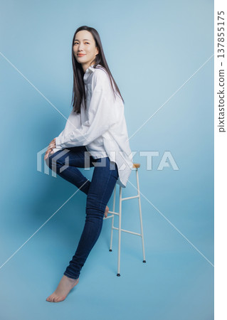 A woman with a white shirt 137855175