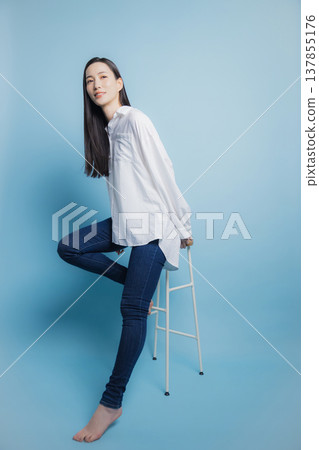 A woman with a white shirt 137855176