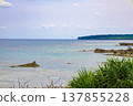 The refreshing blue skies and blue seas of the tropics, along with the Miyako Blue coastline where coral and coral reefs spread out (Miyako Island, Okinawa Prefecture) 137855228