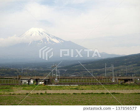 從鄉間眺望富士山 從鄉間眺望富士山 137856577