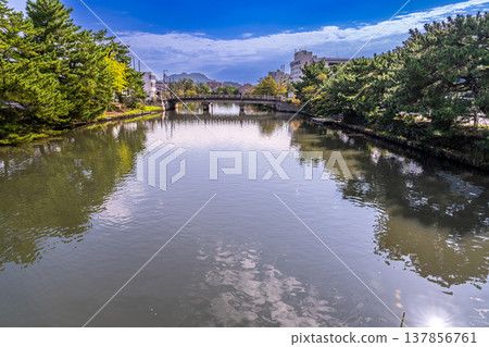 堀川沿岸的秋景:從宇賀橋眺望北堀橋,島根縣松江市 堀川沿岸的秋景:從宇賀橋眺望北堀橋,島根縣松江市 137856761
