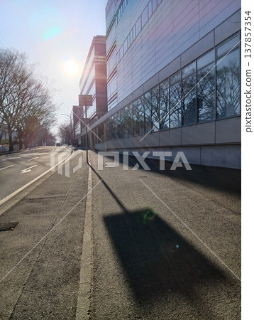 清晨的路標與影子 清晨的路標與影子 137857354