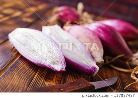 Raw onions on wooden table, fresh red onion Raw onions on wooden table, fresh red onion 137857457