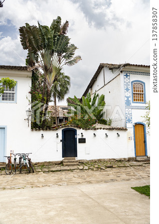 Colonial buildings with tropical palms and bicycles in Paraty 137858307