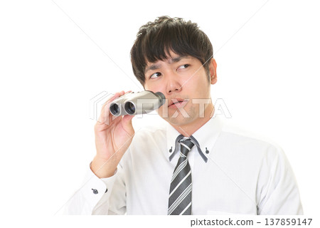 男子用雙筒望遠鏡 男子用雙筒望遠鏡 137859147
