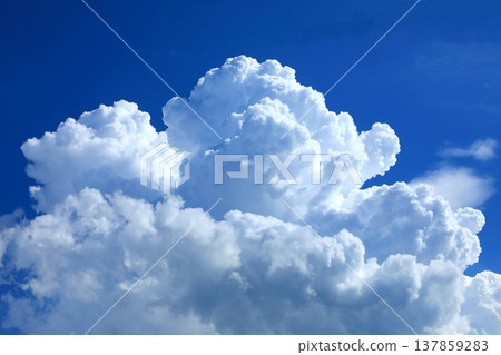湛藍的天空和高聳的積雨雲(夏日天空景象) 湛藍的天空和高聳的積雨雲(夏日天空景象) 137859283