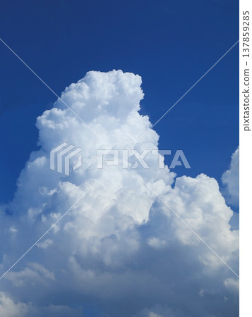 湛藍的天空和高聳的積雨雲(夏日天空照片,豎幅構圖) 湛藍的天空和高聳的積雨雲(夏日天空照片,豎幅構圖) 137859285