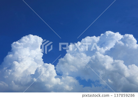 湛藍的天空和高聳的積雨雲(夏日天空景象) 湛藍的天空和高聳的積雨雲(夏日天空景象) 137859286