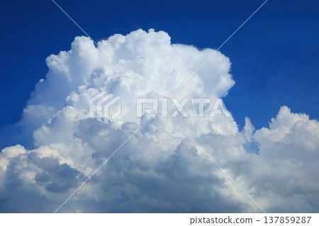 湛藍的天空和高聳的積雨雲(夏日天空景象) 湛藍的天空和高聳的積雨雲(夏日天空景象) 137859287