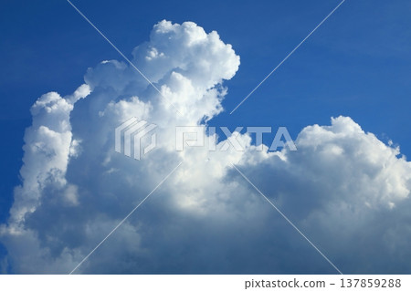 湛藍的天空和高聳的積雨雲(夏日天空景象) 湛藍的天空和高聳的積雨雲(夏日天空景象) 137859288