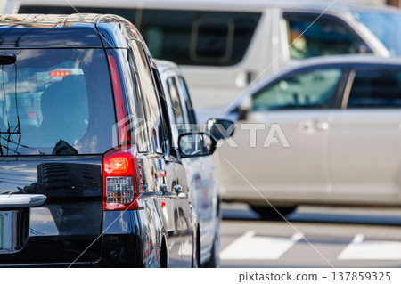 一長串汽車停在十字路口,交通擁擠。 一長串汽車停在十字路口,交通擁擠。 137859325