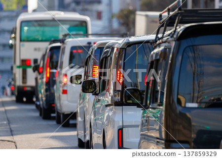 Congested lines of cars on public roads 137859329
