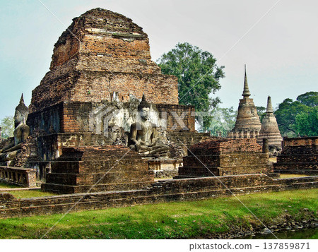 Wat Mahathat is a Buddhist temple complex in Sukhothai Historical Park, Sukhothai in the Northern Region of Thailand Wat Mahathat is a Buddhist temple complex in Sukhothai Historical Park, Sukhothai in the Northern Region of Thailand 137859871