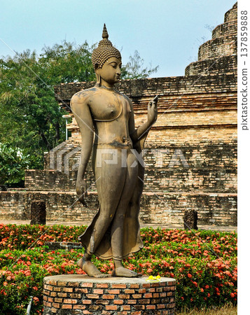 Wat Sa Si is a Buddhist temple complex in Sukhothai Historical Park, Sukhothai in the Northern Region of Thailand Wat Sa Si is a Buddhist temple complex in Sukhothai Historical Park, Sukhothai in the Northern Region of Thailand 137859888