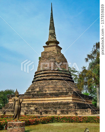 Wat Sa Si is a Buddhist temple complex in Sukhothai Historical Park, Sukhothai in the Northern Region of Thailand 137859889