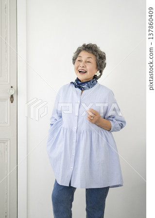 一位微笑的資深婦女 一位微笑的資深婦女 137860409