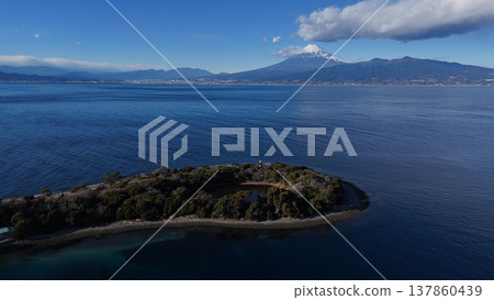 日本靜岡縣沼津市大瀨崎岬、富士山和上池 137860439