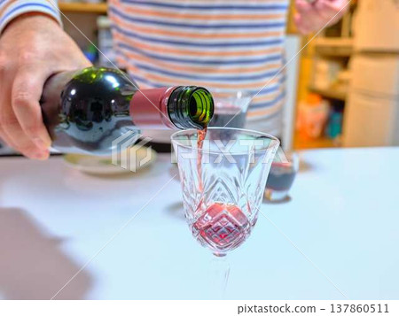 倒酒的人 倒酒的人 137860511