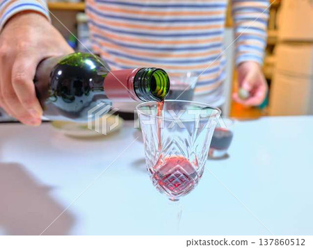 倒酒的人 倒酒的人 137860512