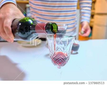 倒酒的人 倒酒的人 137860513