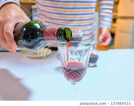 倒酒的人 倒酒的人 137860515