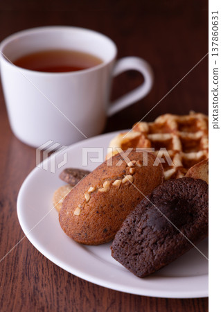 各式烘焙食品（4 件豎排擺放） 137860631