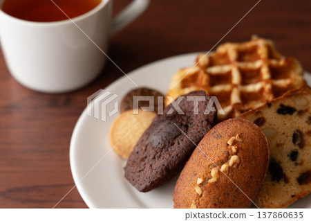Assortment of baked goods (5 pieces wide) Assortment of baked goods (5 pieces wide) 137860635