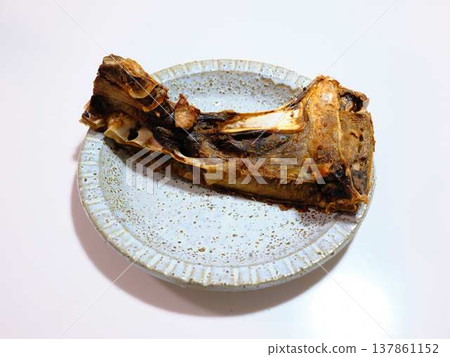 Grilled beef with tuna 137861152