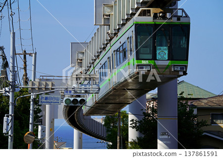 湘南單軌電車5000系列列車在片瀨目白山附近行駛,背景是大海。 湘南單軌電車5000系列列車在片瀨目白山附近行駛,背景是大海。 137861591