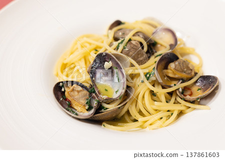Delicious vongole pasta Delicious vongole pasta 137861603