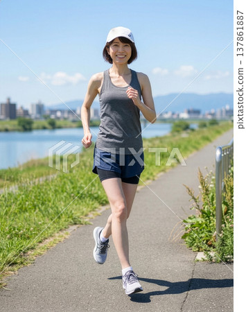 慢跑的年輕女性 慢跑的年輕女性 137861887